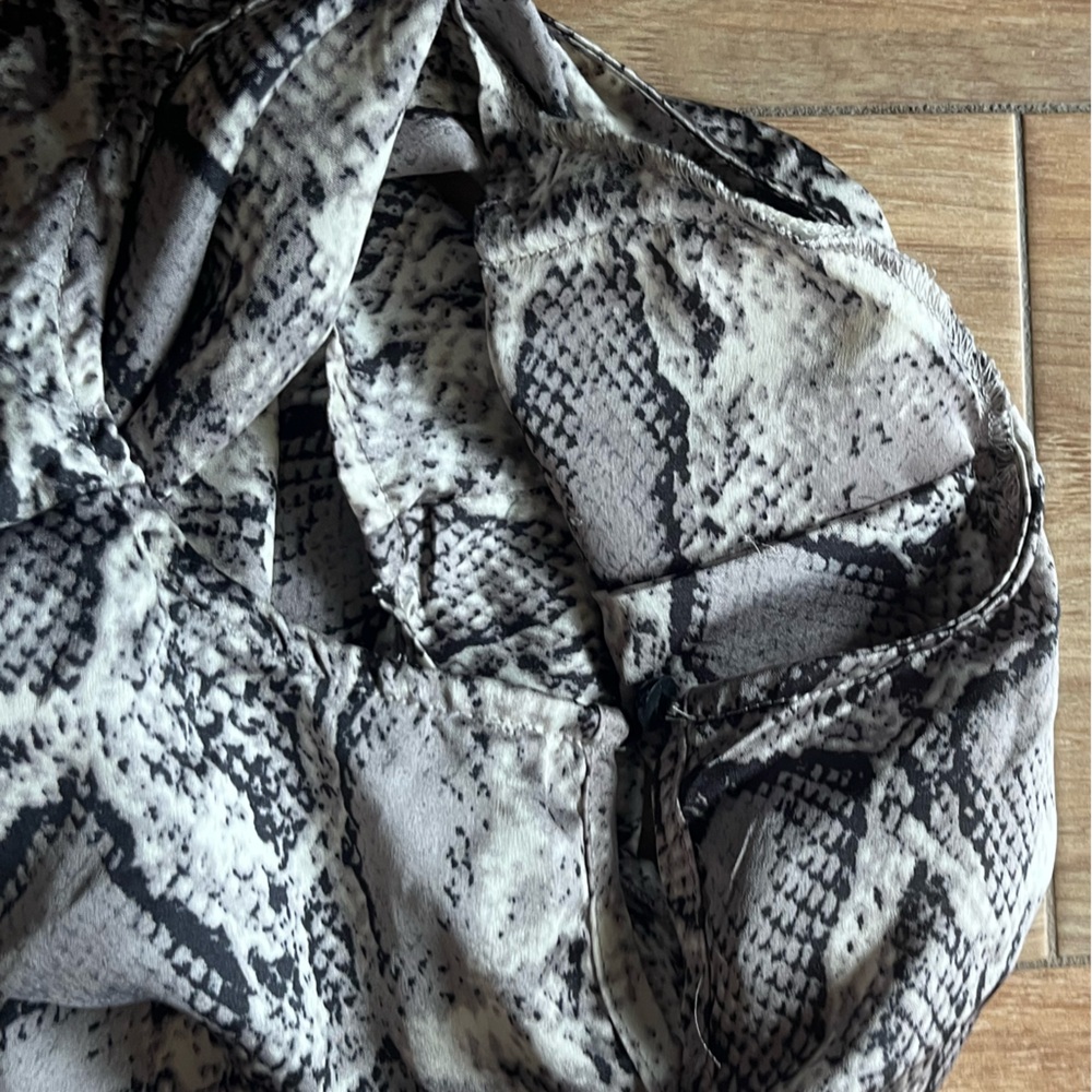 🩷 10 FOR $15 SALE 🩷 Black and grey snakeskin sleeveless blouse with shoulder pad - Picture 3 of 6